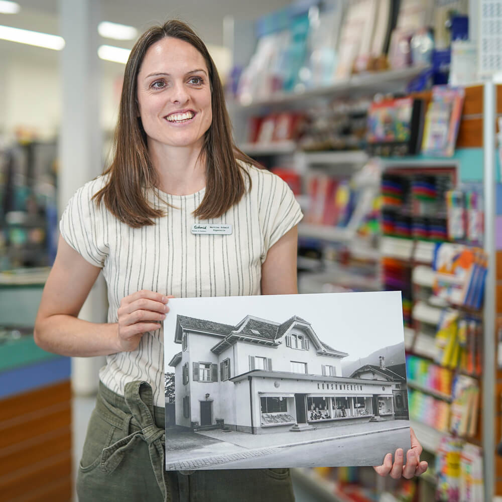 Martina Schmid zeigt das alte Gebäude der Papeterie und Spielwaren Schmid AG in Landquart (Graubünden)