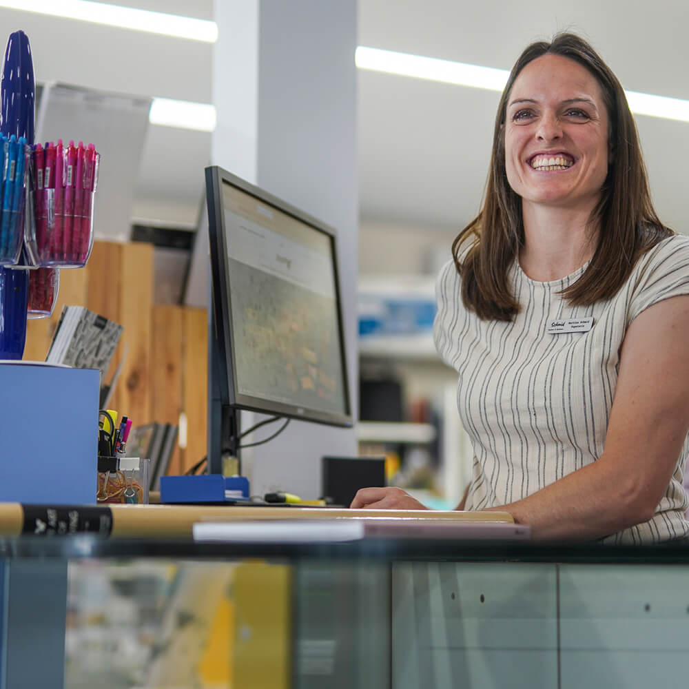 Martina Schmid im Verkauf der Papeterie und Spielwaren Schmid AG in Landquart (Graubünden)