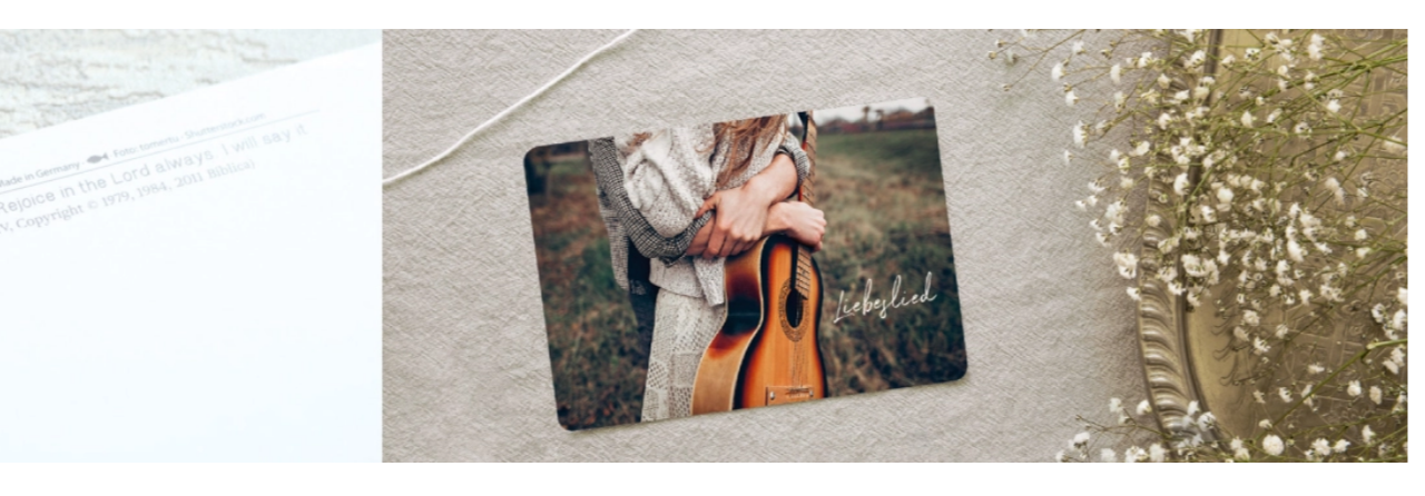 Karte mit Gitarre und Blumen Blüten